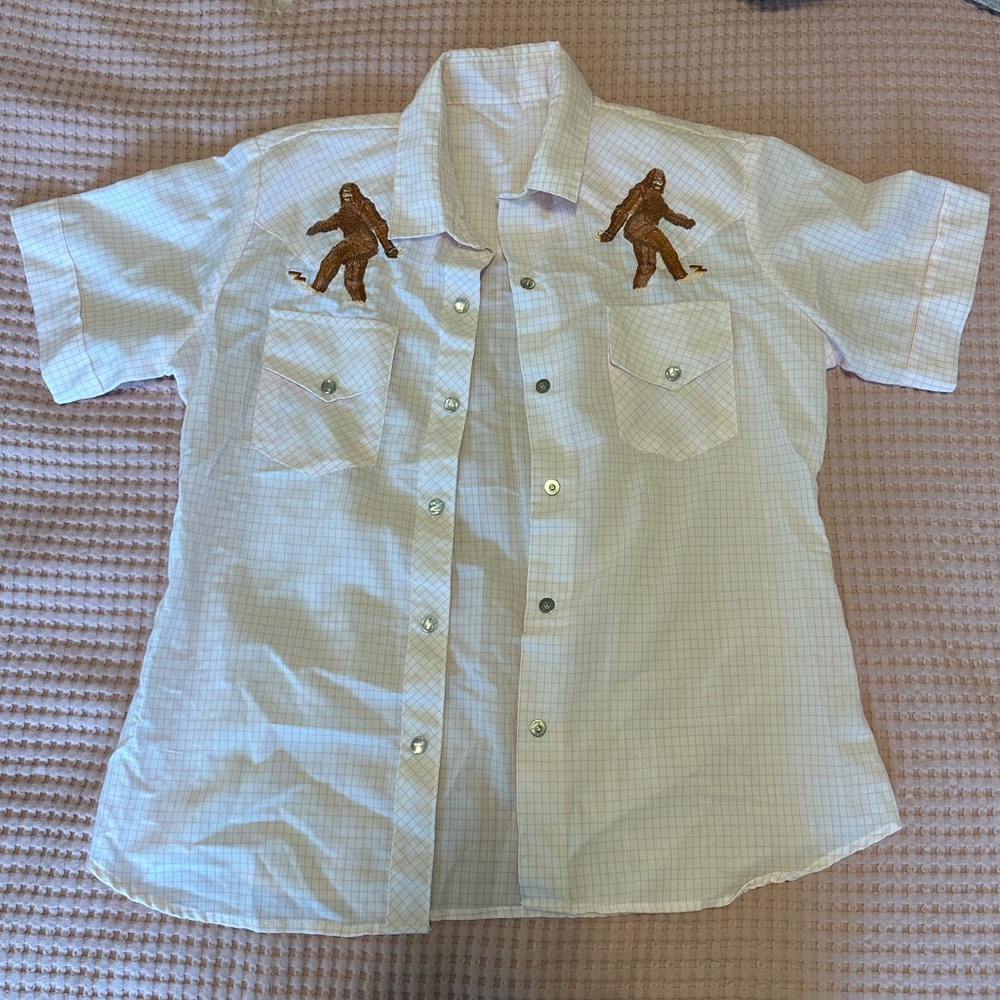 Unique Vintage White Short Sleeve Shirt with Brown Big Foot Embroidery